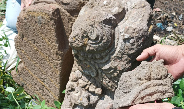 RELIEF: Salah satu batu yang memiliki ukiran, dipercaya sisa dari Candi Kentrong pada situs Ketompen.