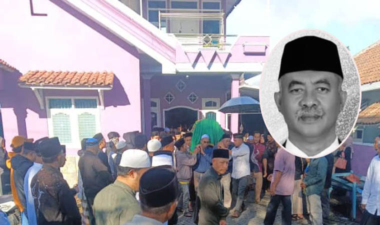 BERDUKA: Masyarakat mengantar kepergian Juriyanto (Inset) yang meninggal.