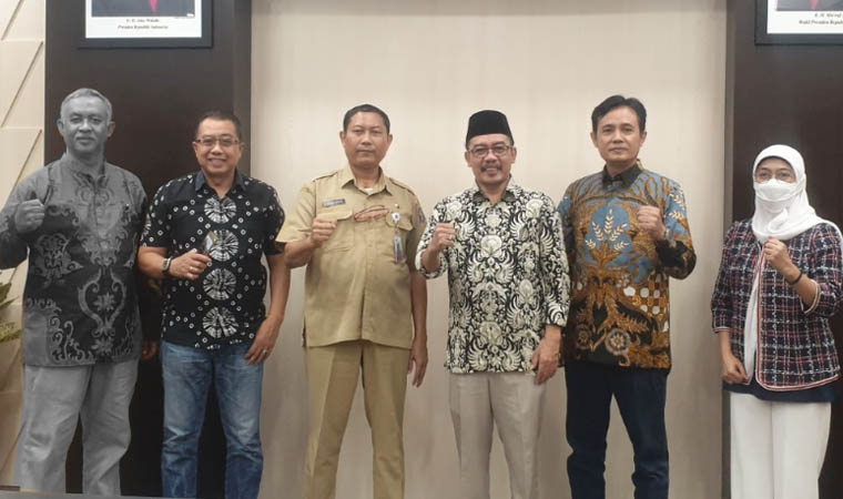 SEMASA HIDUP: Juriyanto (paling kiri) bersama koleganya di DPRD Kabupaten Pasuruan.