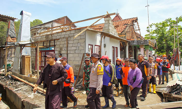DATANGI LOKASI: Wali Kota Pasuruan Saifullah Yusuf mendatangi lingkungan Gading di Kelurahan/Kecamatan Gadingrejo, Kota Pasuruan yang juga terkena bencana puting beliung.