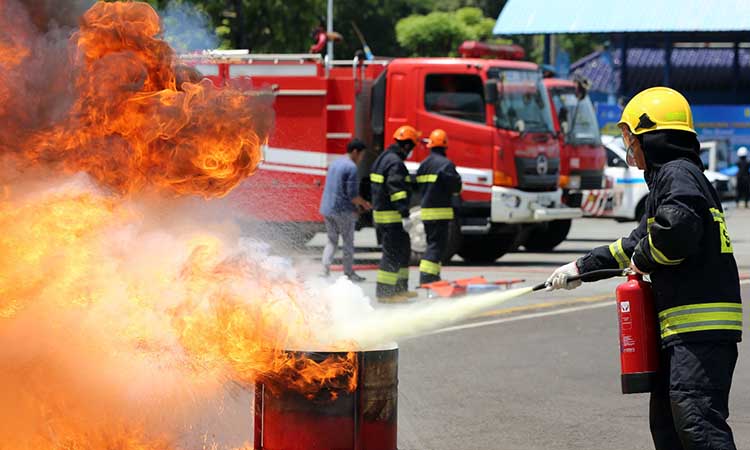 SIMULASI: Tim fire rescue PLN Nusantara Power melakukan simulasi pemadaman kebakaran di halaman PLTU #9, Paiton, Kabupaten Probolinggo.