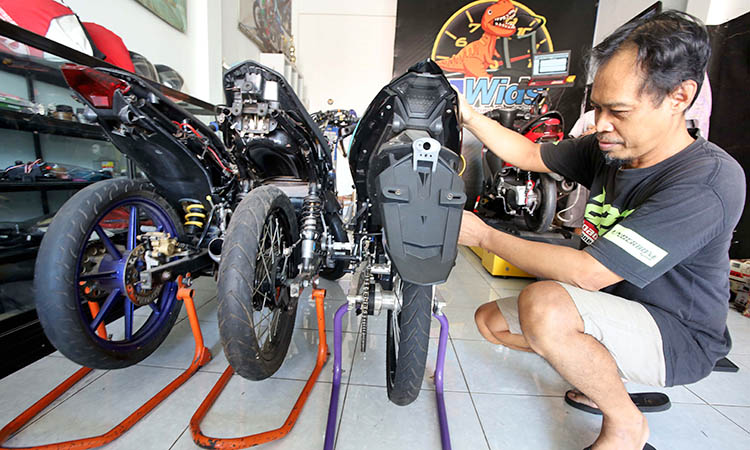 CEK BAN: Ghani Widiyanto mengecek performa ban salah satu motor balap garapannya.