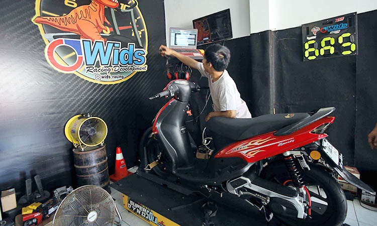 DYNOTEST: Denny Ahmad, melakukan dynotest salah satu motor touring.