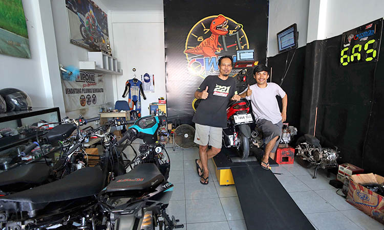 SINERGI: Ghani Widiyanto dan Denny Ahmad berfoto bersama di bengkel milik Ghani Widiyanto.