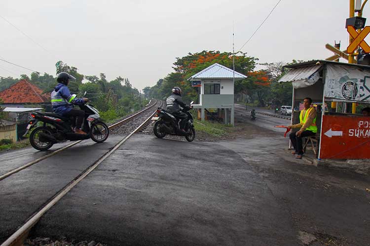 AGAR AMAN : Perlintasan sebidang di wilayah Kraton yang dijaga oleh relawan. Pos penjagaan PJL sudah dibangun, tapi belum difungsikan.