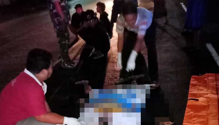 NAHAS: Petugas saat hendak mengevakuasi jenazah anak punk yang hendak gandol truk di Rejoso.