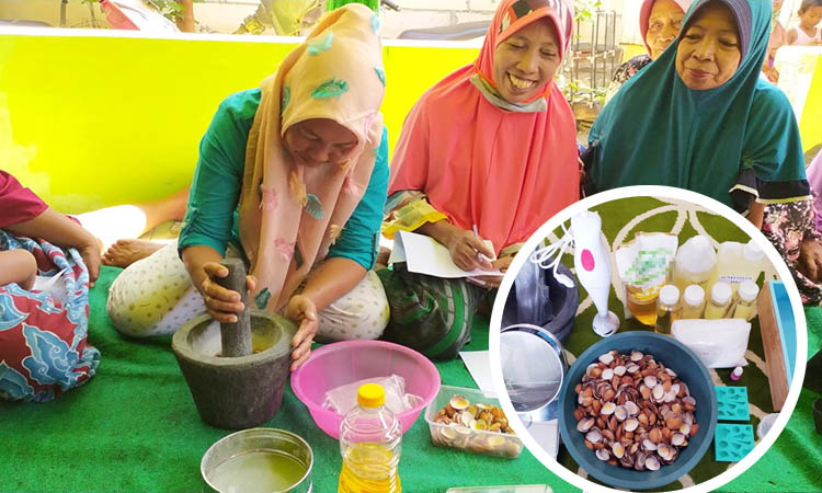 TERBATAS: Pembuatan sabun dari campuran kulit kerang oleh KUB pencari kulit kerang di Mayangan, Kota Probolinggo. Saat ini, sabun itu masih terbatas untuk kalangan sendiri.