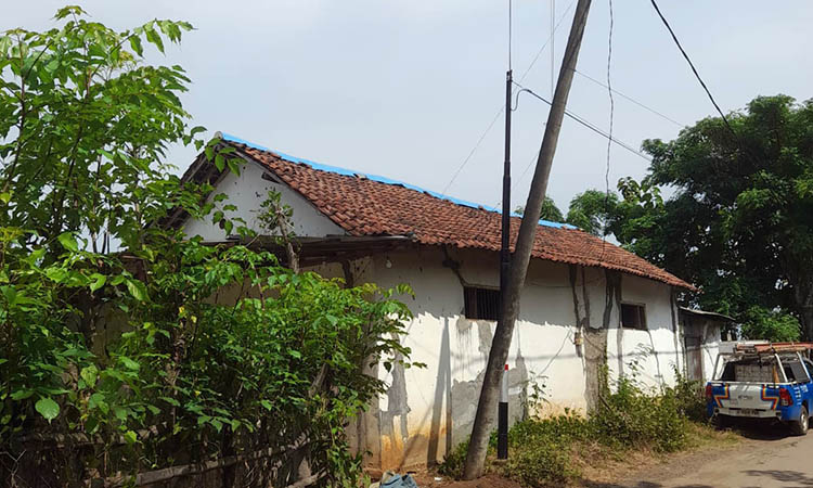 INSPEKSI: Terlihat mobil PLN berada di dekat tiang JTR di Dusun Bataan, Desa Kertosono, Kecamatan Gading. Minggu (14/1), mereka siap memperbaiki tiang yang miring.