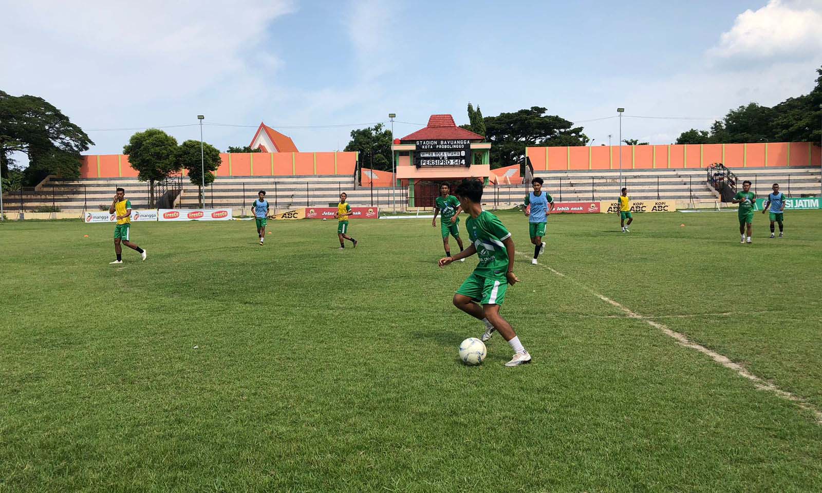 LATIHAN: Pemain Persipro 1954 saat berlatih di Stadion Bayuangga pada Minggu (14/1). Inneke Agustin/Radar Bromo