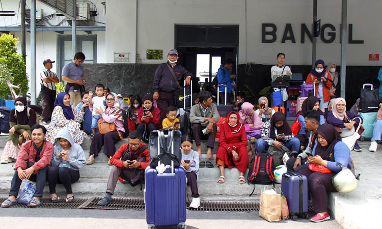 KELELERAN: Penumpang KA di depan Stasiun Bangil yang menunggu perjalanan.