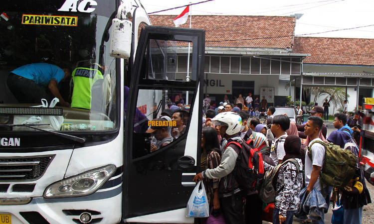 BUS PENGGANTI: Delapan bus sebagai sarana pengganti didatangkan ke Stasiun Bangil oleh KAI Daop 8 Surabaya. Bus mengangkut penumpang tujuan Stasiun Surabaya dan Mojokerto.