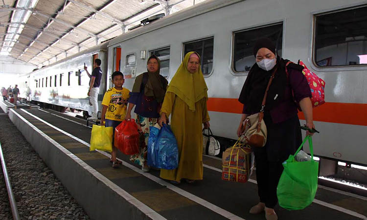 TURUN: Penumpang di Stasiun Bangil berjalan keluar dari kereta api karena tak bisa melanjutkan perjalanan.