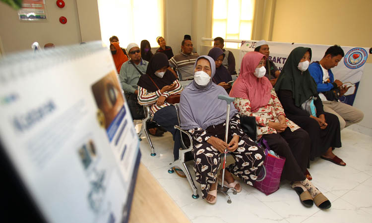 NYAMAN: Antrean penerima manfaat operasi katarak gratis yang nyaman.