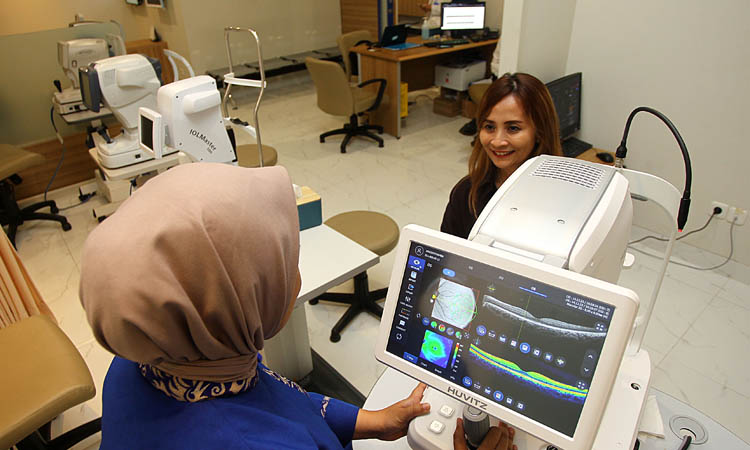 CANGGIH: Berbagai alat diagnostik yang lengkap dan canggih untuk pemeriksaan mata.