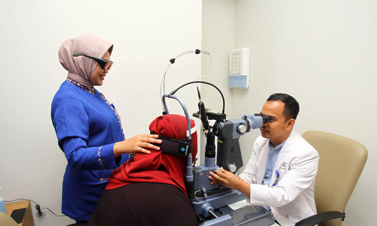 LASER MATA: Pengobatan/perawatan mata dengan Laser Mata.