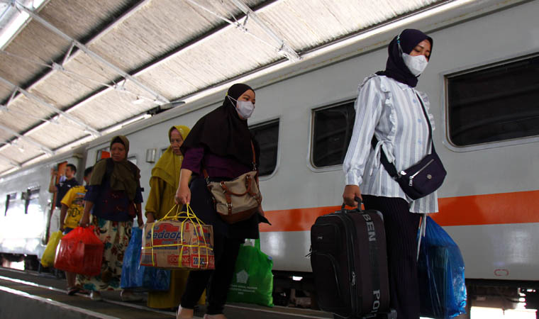 SUDAH NORMAL: Penumpang keluar dari kereta api.