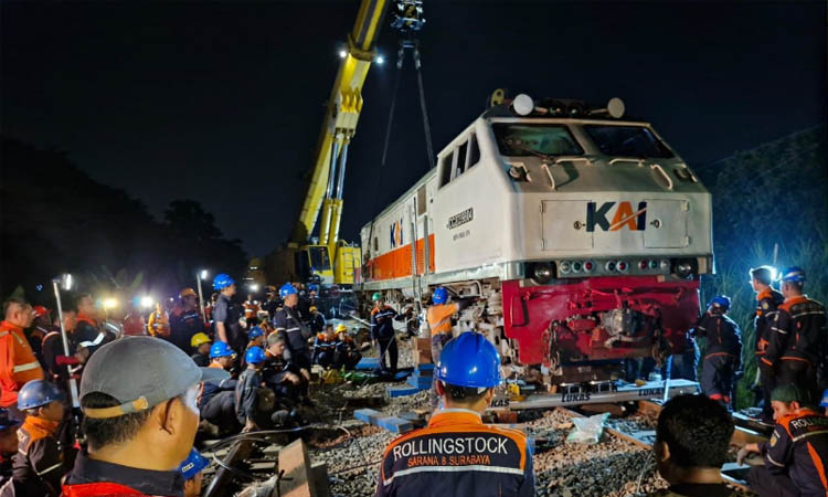 SAMPAI MALAM: Proses evakuasi kereta api yang anjlok di Tanggulangin.