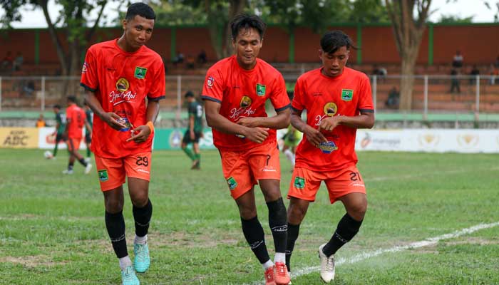 JOGET PARGOY: Para penggawa Persekabpas saat merayakan gol ke gawang PSPK di putaran pertama lalu. (Mokhamad Zubaidillah/ Radar Bromo)