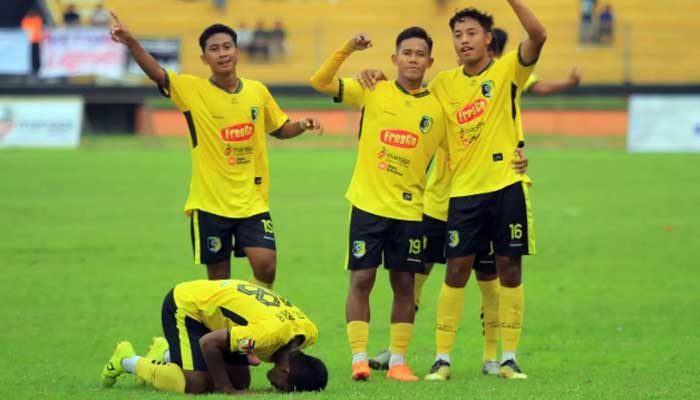 BELUM TERKALAHKAN: Para penggawa PSM Kota Madiun. (Radar Madiun)