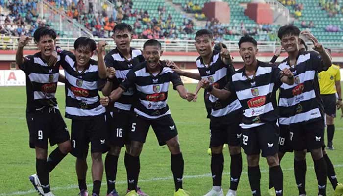 Para penggawa Persid saat selebrasi usai mencetak gol di babak penyisihan. (Wahana Djalu/ Radar Jember)