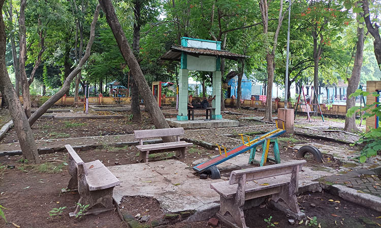 SEGERA DIGARAP: Tempat bermain di sisi timur Stadion GMK Kabupaten Probolinggo yang akan segera diperbaiki.