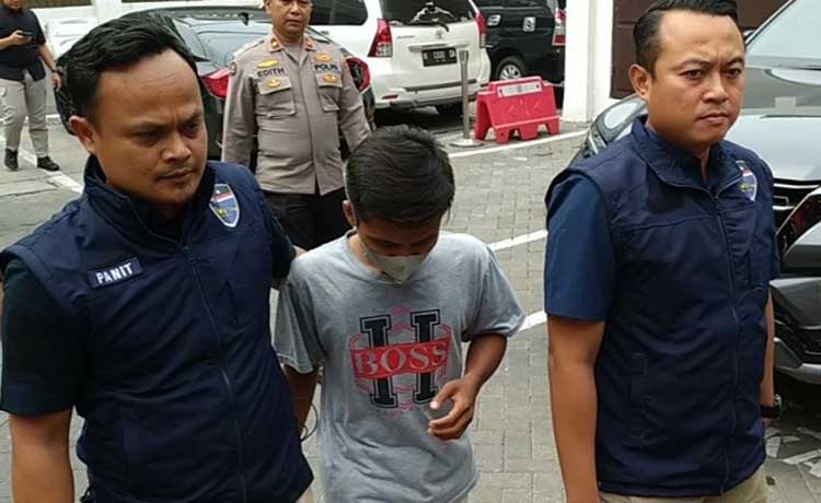 DILEPAS: DIGIRING: Tersangka Arjun Wijaya Kusuma saat digiring anggota Subdit V Siber Ditreskrimsus Polda Jatim.
