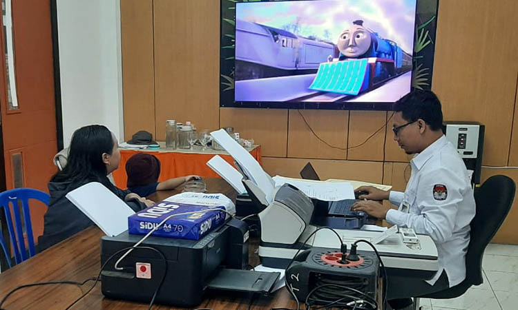 DATA: Petugas KPU Kota Pasuruan saat mendata DPT yang mengajukan pindah pilih.