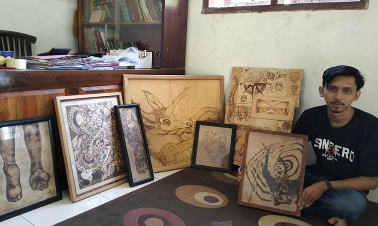 Sebagian karya lukisan bakar milik Achmad Yusril Ismail Maulana Mahendra.
