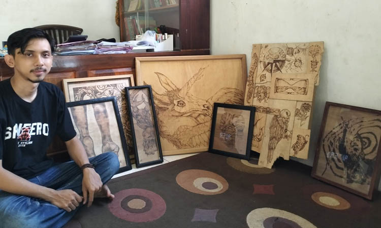 Sebagian karya lukisan bakar milik Achmad Yusril Ismail Maulana Mahendra.