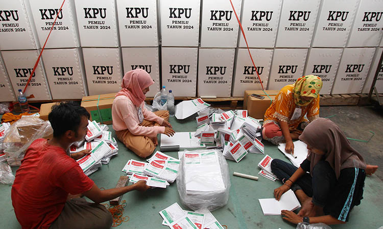 KEBUT: Petugas pelipat surat suara tampak antusias. Proses pelipatan surat suara tersebut ditargetkan agar segera diselesaikan.