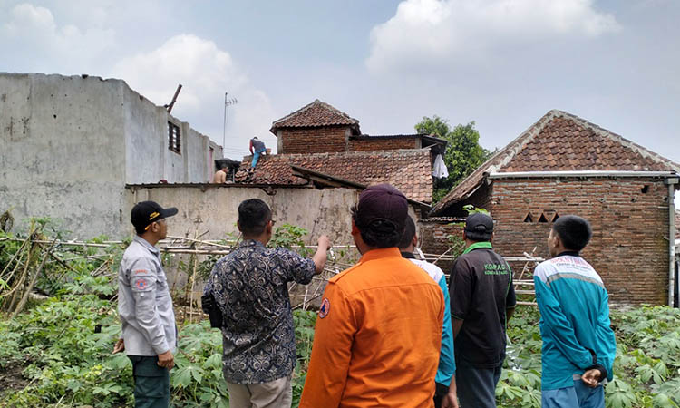 TINJAU: Tim BPBD Kabupaten Pasuruan dan Aparatur Desa Sumbersuko, Kecamatan Gempol, meninjau rumah yang terdampak puting beliung.