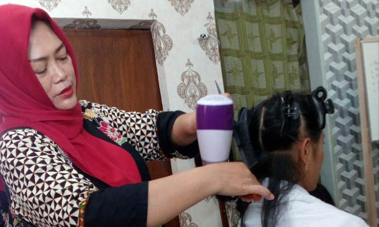 BERI MATERI: Nur Mahmudah sedang memberikan materi di salah satu kelas yang ada di lembaganya.