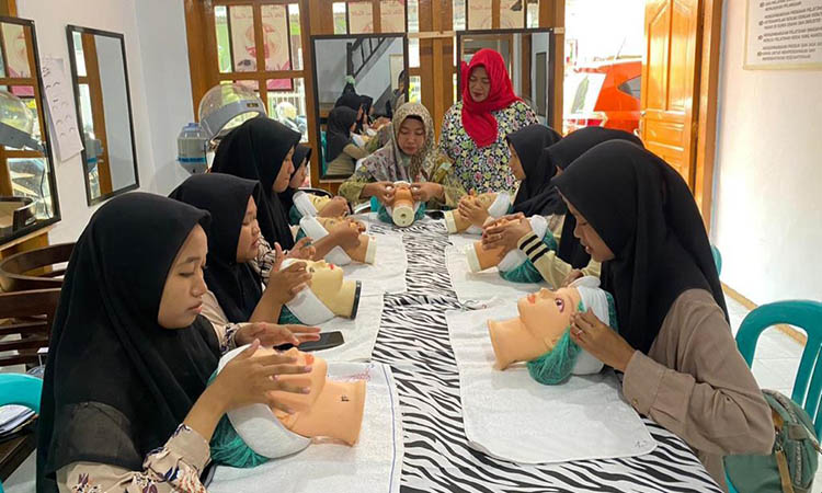 PELATIHAN: Nur Mahmudah memberi materi pelatihan kerja di bawah naungan Disnaker Kota Pasuruan.