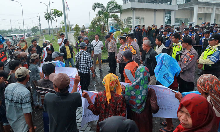 PROTES: Puluhan petani saat mendatangi kantor PIER Pasuruan, Rabu (17/1). Mereka minta transaksi lahan untuk perluasan PIER dievaluasi.