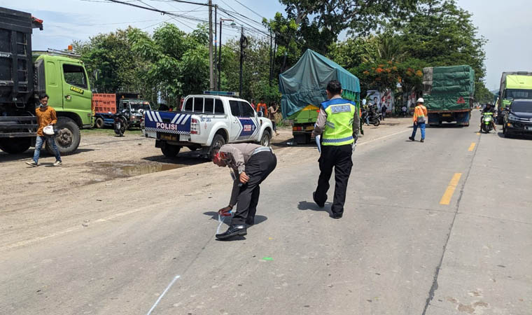 LAKA MAUT : Polisi melakukan olah TKP kecelakaan maut di Jalan Raya Pantura Desa Sumberejo, Kecamatan Paiton.