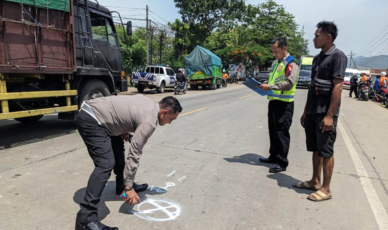 LAKA MAUT : Polisi melakukan olah TKP kecelakaan maut di Jalan Raya Pantura Desa Sumberejo, Kecamatan Paiton.