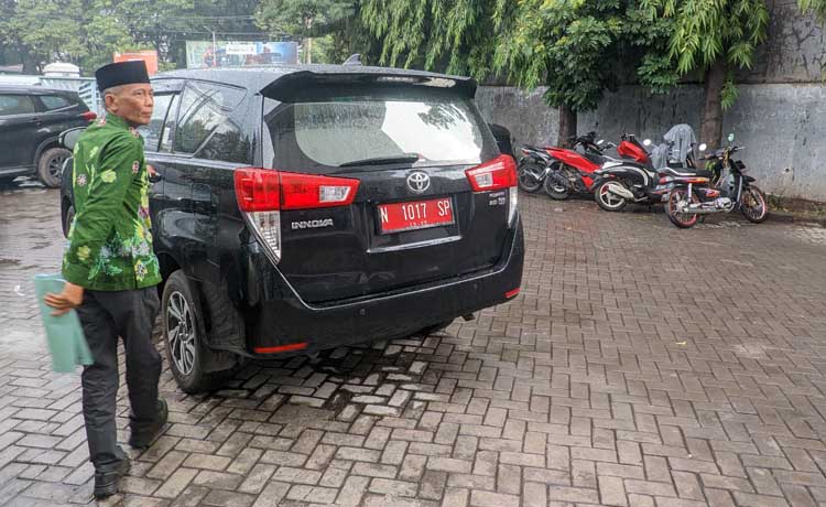 IRIT BICARA: Kadisdikbud Kabupaten Pasuruan Hasbullah keluar meninggalkan kantor Bawaslu setelah menjalani klarifikasi, (18/1). (M Busthomi/ Radar Bromo)