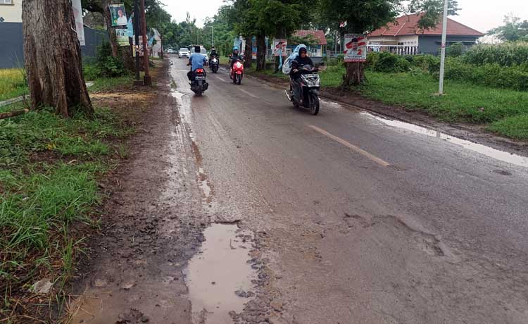 Terlihat kondisi jalan di ruas Semampir-Krejengan, licin pascahujan. Pemicunya, material untuk tol Probowangi yang dibawa truk, tercecer. (Agus Faiz Musleh/ Radar Bromo)