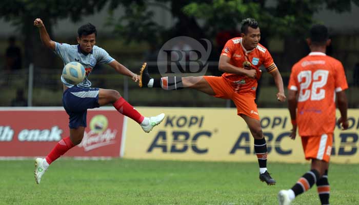 KERAS: Kapten Persipro 54 Deki berebut bola dengan striker Persedikab. (Wahyu Adji/ Radar Kediri)
