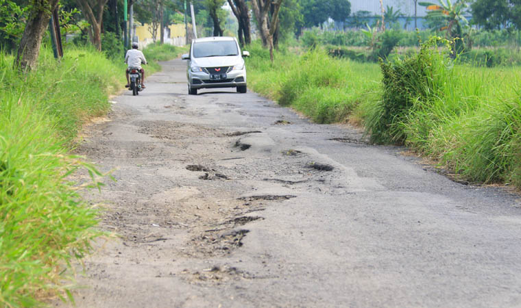 SWADAYA: Jalan rusak di sepanjang Latek-Pekoren Rembang.