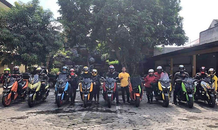 SILATURAHMI: Yadi (tengah kaus kuning) dalam sebuah pertemuan komunitas touring.