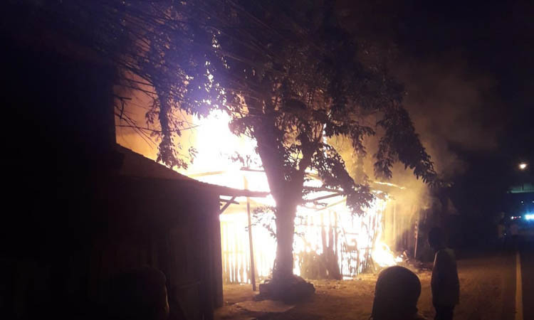 JELANG SUBUH: Petugas berupaya melakukan pemadaman di lokasi gudang mebel dan kayu di Dusun Tanjung, Desa/Kecamatan Gempol yang terbakar, Minggu (21/1) pagi.