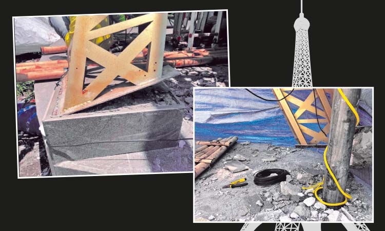TERANGKAT: Miniatur menara Eiffel yang dibenahi setelah ditabrak truk, Sabtu (20/1) malam. Kaki-kaki miniatur menara Eiffel sebelah selatan terangkat.