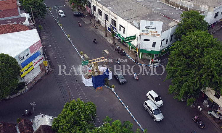 TAK GANGGU LALU LINTAS: Miniatur Menara Eiffel di simpang tiga King, Jalan Panglima Sudirman. Keberadaan menara dinilai tak mengganggu lalu lintas.