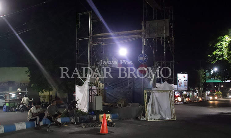 DIBONGKAR: Miniatur Menara Eiffel di simpang tiga King, Jalan Panglima Sudirman, Kota Probolinggo, sudah dibongkar, Senin (22/1).