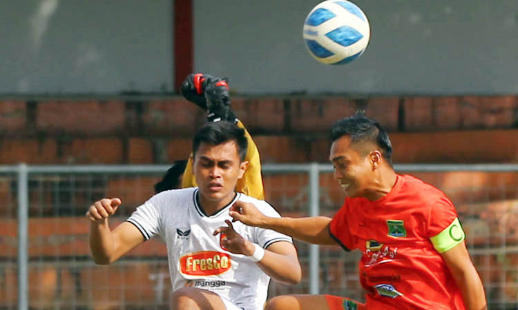 ANDALAN DEPAN: Ricko, kapten sekaligus striker Persekabpas (kanan) yang sudah mencetak 2 gol di babak 16 besar.