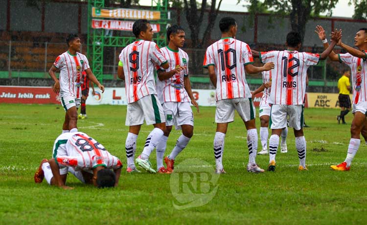 BERPESTA: Selebrasi para penggawa Persekabpas usai mencetak gol ke gawang PSMP. Kemenangan 6-0 membuat Persekabpas lolos ke babak 8 besar dengan status juara grup. (Mokhamad Zubaidillah/ Radar Bromo)