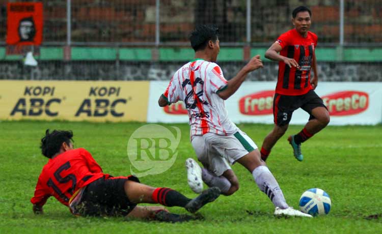 BERBUAH PENALTI: Momen gelandang Persekabpas M Zanuar dilanggar pemain belakang PSMP di akhir laga yang berbuah tendangan penalti. (Mokhamad Zubaidillah/ Radar Bromo)