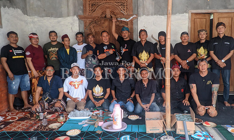 BAWA PEMBANDING: Pegiat budaya yang memprotes wacana pemerintah menjadikan monteng ikon daerah. Mereka membawa keris Winongan yang dinilai lebih punya nilai histori.