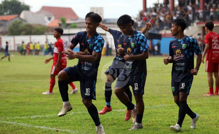 Para penggawa Pasuruan United merayakan gol yang dicetak oleh Achmad Saddam di laga pemungkas. (Zainal Arifin/ Radar Bromo)